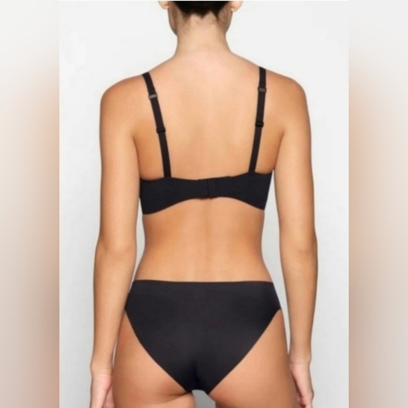 Skims NAKED PLUNGE Wireless BRA Onyx Black Size Medium NWT - Picture 3 of 6